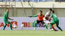 Kiper Madura United (MU), Muhammad Ridho, terlihat memakai rompi berwarna merah muda. (Bola.com/M Iqbal Ichsan)