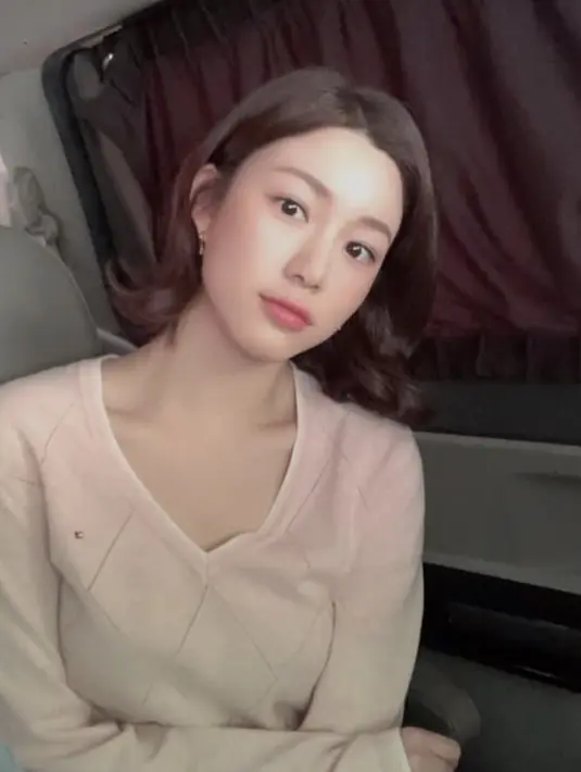 Rambut pendeknya pun ditata bergelombang yang membuatnya nampak fresh. (@xx__dain)