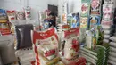 Pedagang memindahkan beras yang dijual di pinggir Jalan Raya Pamulang, Tangerang Selatan, Banten, Jumat (11/12/2020). Jelang Natal dan Tahun Baru 2021, harga beras dipasaran masih normal tidak ada kenaikan. (merdeka.com/Dwi Narwoko)