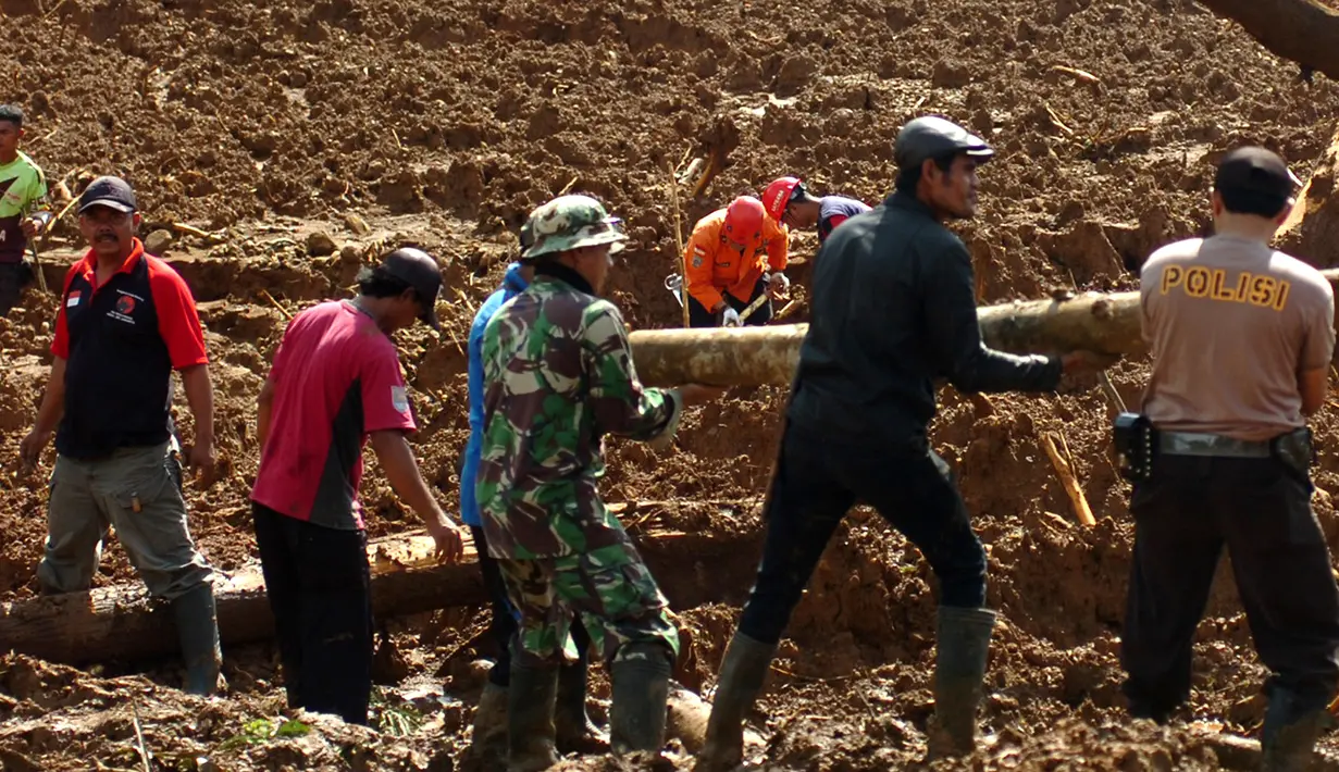 Tim SAR gabungan melakukan pencarian korban longsor di Desa Pasir Panjang, Salem, Brebes, Jumat (23/2). Badan Nasional Penanggulangan Bencana (BNPB) menetapkan pencarian korban longsor Brebes, Jawa Tengah, akan dilakukan tujuh hari ke depan. (AFP PHOTO)