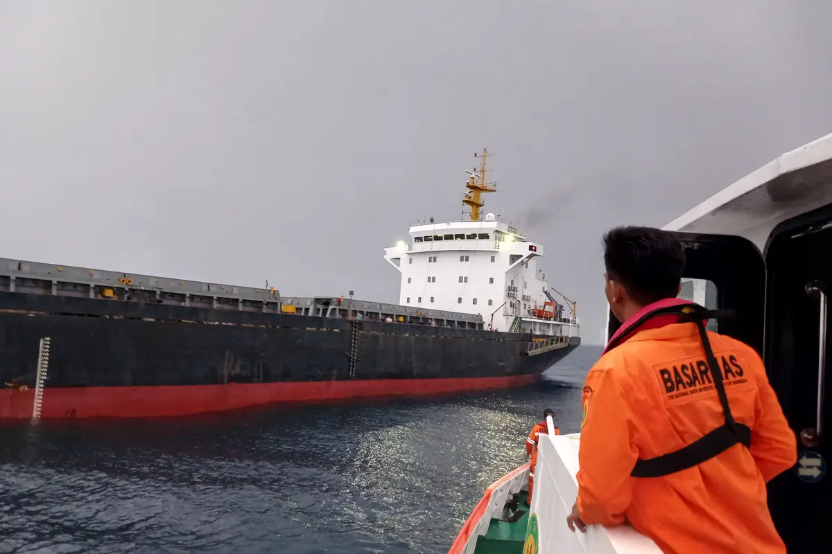 Proses evakuasi ABK asal China di Dermaga Pelabuhan Munte, Kabupaten Minahasa Utara, Sulut.