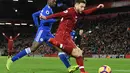 Bek Liverpool, Robertson melepaskan umpan pada laga lanjutan Premier League yang berlangsung di stadion Anfield, Liverpool, Kamis (31/1). Liverpool imbang 1-1 kontra Leicester City. (AFP/Paul Ellis)