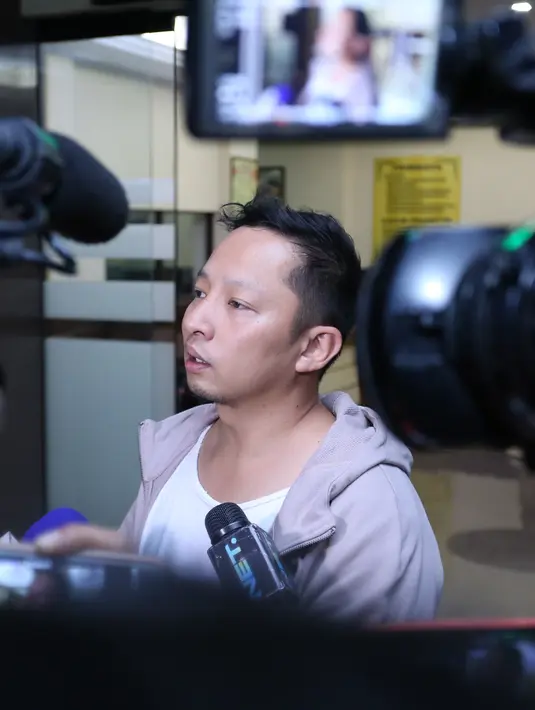 Beberapa selebriti diantara Vino G Bastian, Abimana Aryasatya, Ringgo Agus Rahman, Lukman Sardi, dan sutradara Anggy Umbara mendatangi Polres Metro Jakarta Selatan. Kedatangannya guna memberikan dukungan kepada Tora Sudiro. (Adrian Putra/Bintang.com)