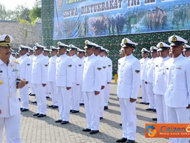 Citizen6, Surabaya: Dankobangdikal memeriksa Pasukan pada acara penutupan dan pelantikan bintara baru, yang dipusatkan di Lapangan Candradimuka Puslatdiksarmil, Juanda, Sidoarjo. (Pengirim: Penkobangdikal).