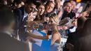 Jennifer Lawrence menyapa para fans saat menghadiri penayangan perdana film terbarunya, "Passengers" di Los Angeles, California, AS, (14/12). Bergaun putih  Jennifer Lawrence tampil cantik dan seksi. (AFP Photo/Valerie Macon)