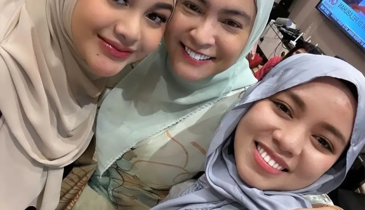 Aurel Hermansyah tampil dengan riasan makeup fresh minimalis dengan lipstik pink glossy, blushon tipis pink, dan riasan mata tidak berlebihan. begitu pun dengan Astrid Kuya yang tampil flawless. [@sohwahalilintar]