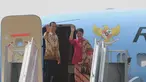 Jokowi dan Iriana melambaikan tangan saat akan bertolak ke Tiongkok di Bandara Halim Perdanakusuma, Jakarta, Sabtu (9/11/2014) (Liputan6.com/Herman Zakharia) 