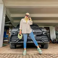 Simple tapi chic, padukan kemeja warna cream dengan inner warna kuning. Kemudian untuk bawahan, pilih celana jeans warna terang. (Instagram/_irishbella_).