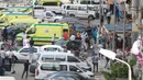 Sejumlah petugas medis bekerja dekat lokasi kebakaran di Alexandria, Mesir, Senin (29/6/2020). Tujuh pasien tewas dan tujuh staf medis terluka ketika kebakaran terjadi di sebuah rumah sakit swasta di Kota Alexandria. (Xinhua/Stringer)