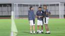 Sang pelatih, Patrick Kluivert pun berbicara mengenai kemungkinan untuk mencadangkan Maarten Paes dan memberikan kesempatan kepada Emil Audero Mulyadi saat melawan Bahrain nanti. (Bola.com/M Iqbal Ichsan)