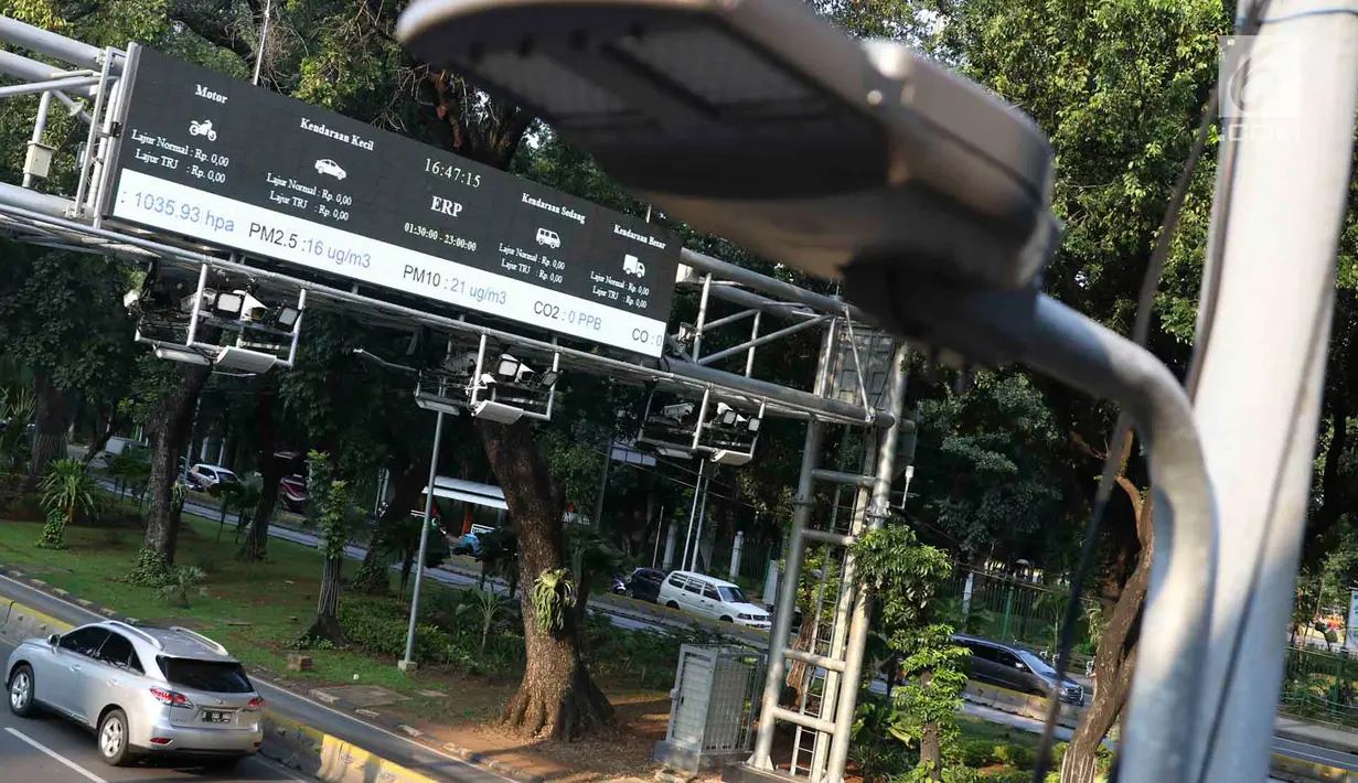 Kendaraan melintas di bawah rambu sistem jalan berbayar atau electronic road pricing ( ERP) di Jalan Merdeka Barat, Jakarta, Kamis (14/2). Meskipun rambu telah dipasang, penerapan ERP hingga saat ini masih terus dikaji. (Liputan6.com/Immanuel Antonius)