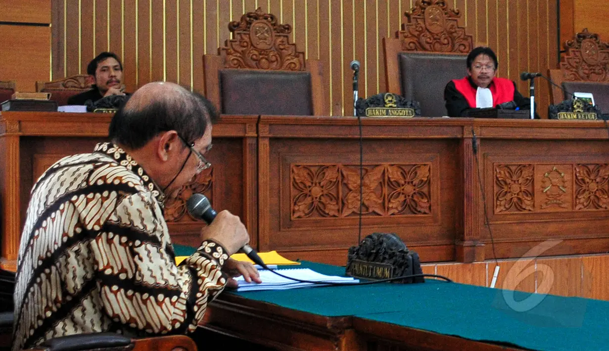 Hakim tunggal Haswandi tampak mendengarkan pembacaan kesimpulan yang disampaikan mantan Dirjen Pajak Hadi Poernomo dalam sidang praperadilan terhadap KPK di Pengadilan Negeri Jakarta Selatan, Senin (25/5/2015). (Liputan6.com/Yoppy Renato)