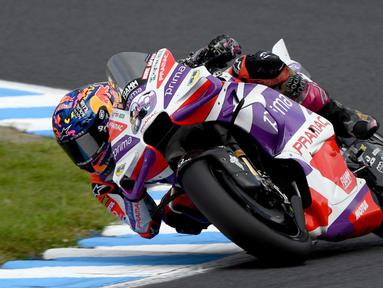 Pembalap Prima Pramac Racing asal Spanyol, Jorge Martin mengendarai sepeda motornya saat sesi latihan bebas MotoGP Jepang di Mobility Resort Motegi, Motegi, Prefektur Tochigi, Jepang, Sabtu (30/9/2023). Jorge Martin terus menunjukkan penampilan gemilang dalam MotoGP Jepang. (Toshifumi KITAMURA/AFP)