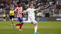 Gelandang Real Madrid, Luka Modric melepaskan tembakan ke gawang Atletico Madrid pada final Piala Super Spanyol. (Dok. Real Madrid)