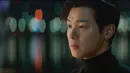 Setelah 10 tahun berlalu, penampilannya kembali jadi hot topic lewat Celebrity. Dalam drakor tersebut, Kang Min Hyuk berperan sebagai Han Jung Kyung. (Foto: Netflix via Twitter)