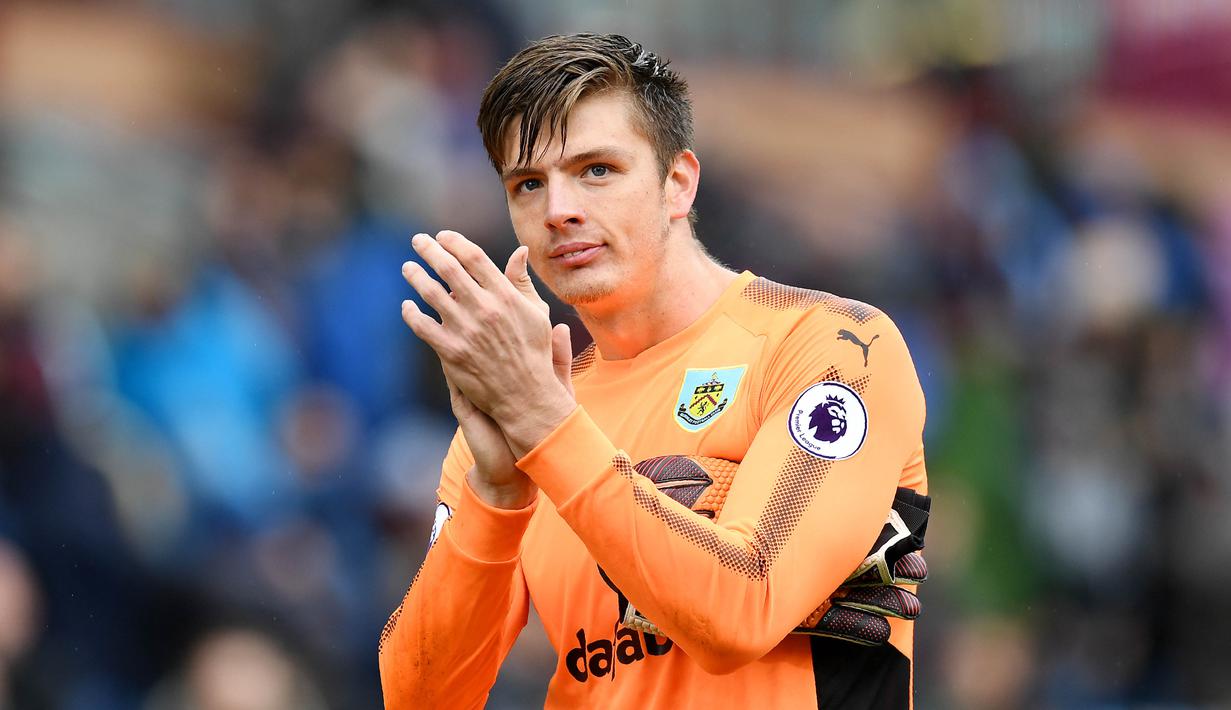 4. Nick Pope (Burnley) – Pria asal Inggris ini awalnya hanya menjadi penghangat bangku cadangan Burnley. Namun sejak mendapat kesempatan bermain, pria 25 tahun ini mampu membayar kepercayaan pelatih dengan penampilan apik. (AFP/Paul Ellis)