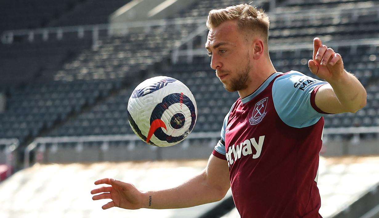 Jarrod Bowen. Sayap kanan Inggris berusia 25 tahun yang kini memasuki musim ke-4 bersama West Ham United ini juga belum tampil maksimal seperti musim sebelumnya. Belum mencetak satu gol pun di Liga Inggris musim ini, The Hammers pun harus puas menempati posisi ketiga dari bawah hingga pekan ke-7. Padahal musim 2021/2022 lalu ia tampil meyakinkan dengan mencetak 12 gol dan 12 assist yang akhirnya membawa West Ham lolos ke kompetisi Eropa. (AFP/Dave Rogers)