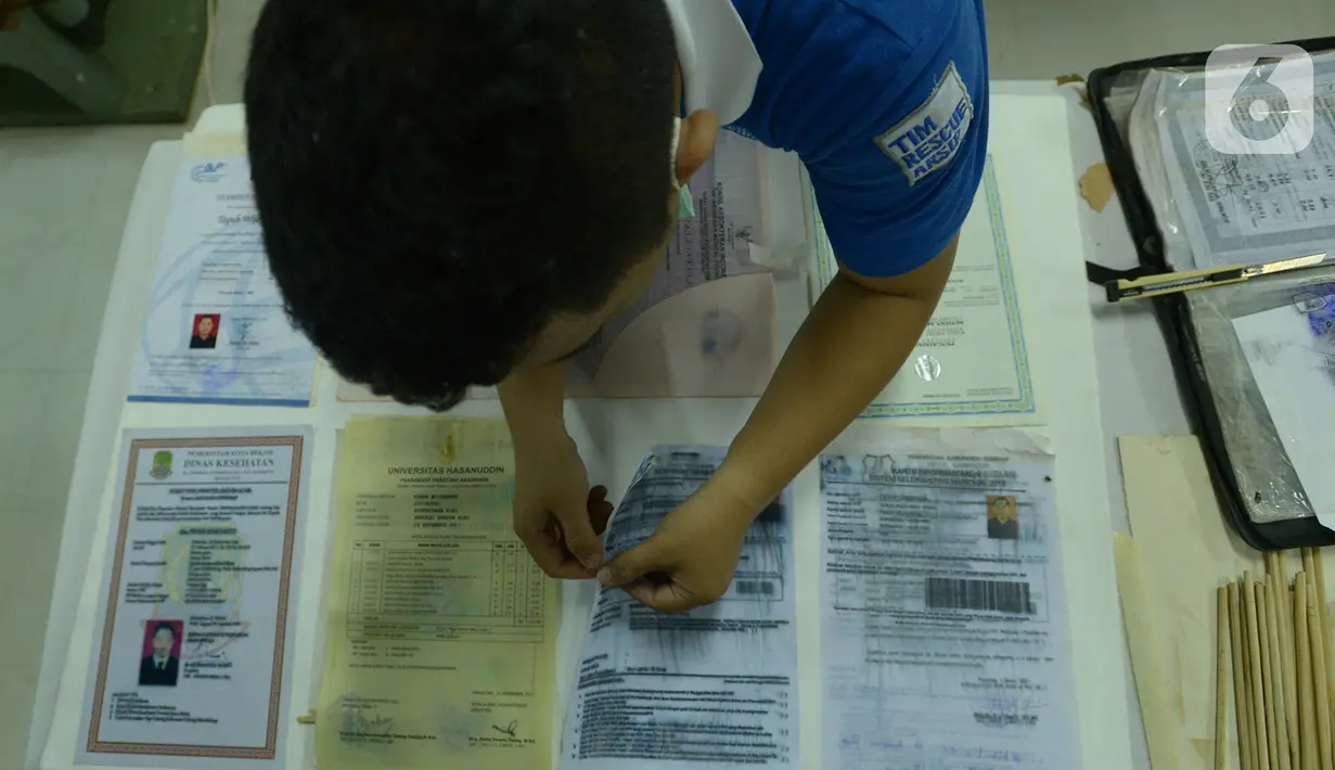 Petugas Tim Rescue Arsip menyelesaikan proses restorasi arsip keluarga milik warga di Kantor ANRI, Cilandak Timur, Jakarta, Selasa (7/1/2020). Restorasi arsip keluarga seperti Akte, Kartu Keluarga, Ijazah dan lainnya diberikan gratis untuk masyarakat terdampak banjir. (merdeka.com/Imam Buhori)