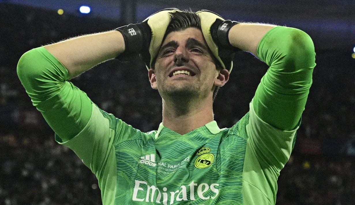 8. Thibaut Courtois akan tetap menjadi pilihan utama Don Carlo untuk menjaga gawang Real Madrid. Terlebih lagi ia tampil impresif di final Liga Champions 2022 kontra Liverpool dan juga pada saat tur pramusim. Tak heran Real Madrid memberikan gaji per pekan kepada Courtois sebesar 227 ribu Euro atau setara 3,5 miliar rupiah. (AFP/Javier Soriano)