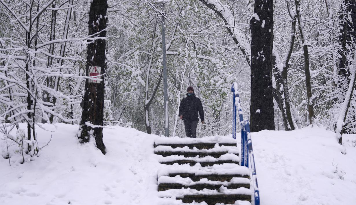 Pihak berwenang di Serbia mengatakan bahwa sebuah dahan pohon menimpa dua gadis remaja di Beograd, yang tampaknya disebabkan oleh salju yang basah dan lebat. Kedua gadis itu dibawa ke rumah sakit sebagai tindakan pencegahan. (AP Photo/Darko Vojinovic)