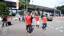 Para penggawa Garuda Muda bersantai sejenak usai melaksanakan ibadah salat Jumat di Masjid Sultan, Bugis, Singapura (5/6/2015). Tampak, Manahati Lestusen berpolah saat menyeberang di perempatan jalan di Singapura. (Liputan6.com/Helmi Fithriansyah)