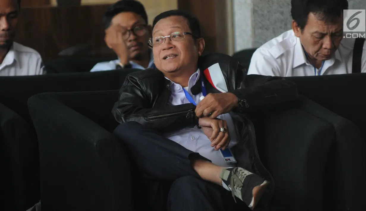 Direktur Utama PT Kereta Api Indonesia Edi Sukmoro duduk menunggu di lobi gedung KPK, Jakarta, Senin (12/08/2019). Edi Sukmoro akan menemui pempinan KPK untuk melakukan konsultasi pencegahan tindak pidana korupsi. (merdeka.com/Dwi Narwoko)