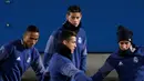 Gelandang Real Madrid, Cristiano Ronaldo berusaha mengontrol bola saat berlatih  berlatih jelang Final Piala Dunia Antar Klub di Yokohama, Jepang  (17/12). Real Madrid akan berhadapan dengan Kashima Antlers asal Jepang. (REUTERS / Toru Hanai)