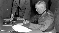 Field Marshal Nazi Jerman, Wilhelm Keitel saat menandatangani surat menyerah tanpa syarat kepada Sekutu (Wikimedia / Creative Commons)