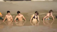 Sensasi Berendam di Pasir Hisap 