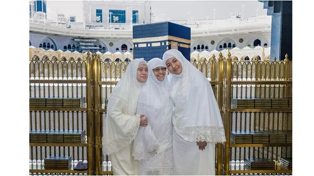 7 Potret Megawati Soekarnoputri dan Puan Maharani Umrah, Doakan Bangsa Indonesia