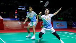 Pebulu tangkis ganda putra Indonesia, Leo Carnando/Bagas Maulana berusaha mengembalikan kok ke arah pasangan Taiwan, Zhi Wei-He/Huang Jui-Hsuan dalam laga 32 besar Indonesia Masters 2026 di Istora, Senayan, Jakarta, Selasa (20/01/2026). (Bola.com/Bagaskara Lazuardi)