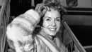 Debbie Reynolds saat akan berangkat dari New York ke Spanyol ( 6 Maret 1959 ). Debbie meninggal pada usia 84 tahun karena serangan stroke.  (AP Photo / John Rooney)