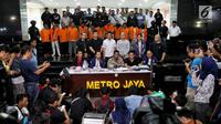 Kabid Humas Polda Metro Jaya Kombes Pol Argo Yuwono (tengah) menunjukkan barang bukti dan menghadirkan tersangka kasus kerusuhan Aksi 22 Mei saat rilis di Polda Metro Jaya, Jakarta (22/5/2019). (Liputan6.com/JohanTallo)