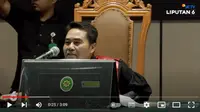 Hakim Tunggal PN Bandung, Eman Sulaeman&nbsp;saat membacakan putusan praperadilan&nbsp;atas penetapan tersangka Pegi Setiawan dalam kasus pembunuhan Vina dan Eky. (YouTube Liputan6)