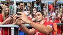 4. Mats Hummels, mantan kapten Dortmud ini sudah lama dikabarkan akan pindah ke Liga Inggris. Tapi hal tersebut tak kunjung terealisasi, sang pemain ternyata malah memilih Bayern Munchen sebagai pelabuhan kariernya. (AFP/Christof Stache)