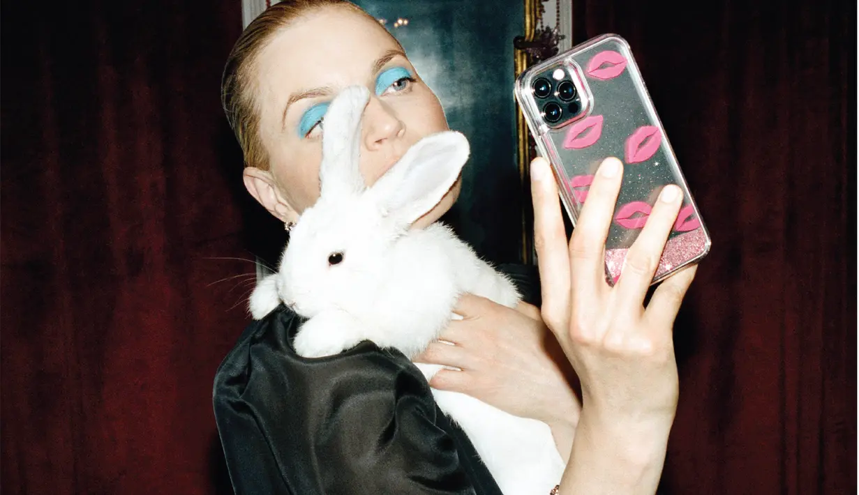 Perjalanan dengan kereta subway menuju tempat pesta dengan satu tangan memegang tote bagi berisi hadiah botol champagne. Banyak sinar dan kilau pesta akhir tahun dari cahaya lilin, aroma bunga mawar, dan tarian para tamu yang direpresentasikan ke dalam koleksi terbaru ini. Foto: Kate Spade New York.