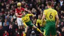 Bek Manchester United, Harry Maguire, menyundul bola saat melawan Norwich pada laga Premier League di Stadion Old Trafford, Manchester, Sabtu (11/1). MU menang 4-0 atas Norwich. (AFP/Oli Scarff)