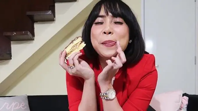 Fitrop nyobain kue artis lagi/copyright: instagram/fitrop