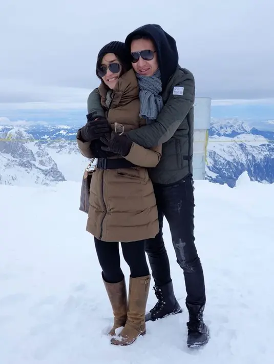 Terikat dalam salah satu produksi sinetron, membuat keduanya sering ketemu. Finalis Putri Indonesia itu juga merasa nyambung ngobrol dengan penulis skenario itu. Apalagi memiliki wawasan luas. (dok. Pribadi)