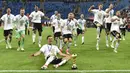 Para pemain Jerman melakukan selebrasi setelah berhasil merebut Piala Konfederasi 2017 dengan mengalahkan Cile di Stadion Saint Petersburg, Rusia, Minggu (3/7/2017). Jerman menang 1-0 atas Cile. (AP/Martin Meissner)