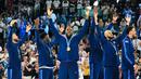LeBron James dan sejumlah pebasket Amerika Serikat melakukan selebrasi setelah berhasil mendapatkan medali emas Olimpiade Paris 2024 setelah mengalahkan Prancis dengan skor 98-87 pada pertandingan final yang berlangsung di Bercy Arena, Paris, Prancis, Minggu (11/08/2024) dini hari WIB. (AFP/Damien Meyer)