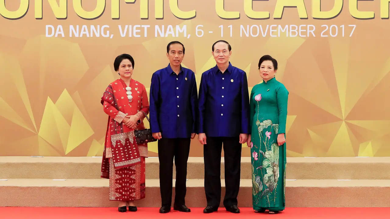 PHOTO: Gaya Busana Iriana saat Dampingi Presiden Jokowi di KTT APEC