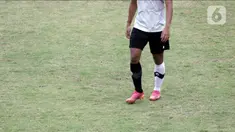 Pesepakbola Timnas U-19 Indonesia menggunakan kaos kaki yang berbeda saat latihan di Lapangan A Gelora Bung Karno, Jakarta, Selasa (30/8/2022). Pelatih Shin Tae-yong menjelaskan, penggunaan kaos kaki yang berbeda (putih untuk kaki kiri dan hitam untuk kaki kanan) dimaksudkan untuk memantau kekuatan dan kelemahan kaki pemain. (Liputan6.com/Helmi Fithriansyah)