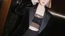 <p>One set blazer berwarna hitam dengan detail inner blink - blink dan short pants adalah outfit yang mewah dan ekslusif untukmu.&nbsp;(instagram/gyaps)</p>