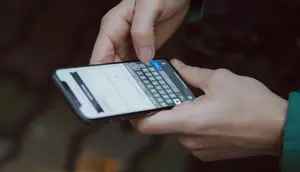 Ciri Orang yang Suka Baca Chat dari Layar Notifikasi Menurut Psikologi