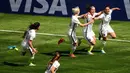 Gelandang AS, Carli Lloyd (kiri) melakukan selebrasi bersama pemain lainnya usai mencetak gol di final Piala Dunia wanita di BC Place, Vancouver, Kanada, Senin (6/7/2015). Amerika mengalahkan Jepang dengan skor 5-2. (Reuters/Erich Schlegel)