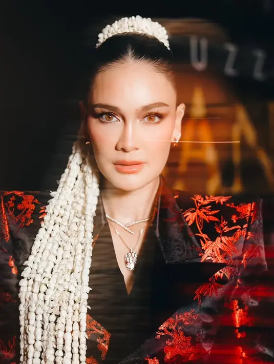 Tampilan tradisonal tersebut dipadukan dengan aksesori dari brand mewah, Bvlagari mulai dari kalung dengan model ular yang ikonik serta anting-antingnya. [@snap.nuel/@claudianrh]