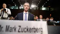 CEO Facebook Mark Zuckerberg memenuhi panggilan untuk bersaksi di hadapan Komite Senat Amerika Serikat di Capitol Hill, Washington, Senin (10/4). (AP Photo/Alex Brandon)