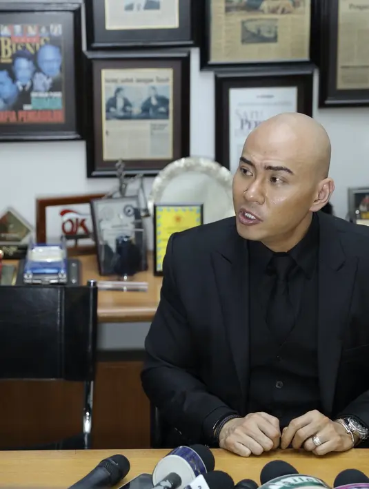 "Saya udah hubungi bang Hotman. Dia malah ketawa, katanya lucu," kata Deddy Corbuzier di kawasan Mampang Prapatan, Jakarta Selatan, Rabu (16/11) malam. (Galih W. Satria/Bintang.com)