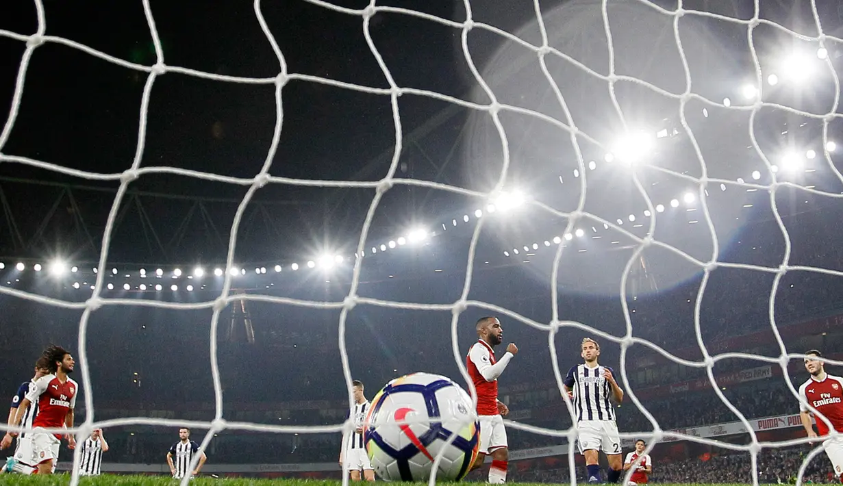 Penyerang Arsenal, Alexandre Lacazette berselebrasi setelah  mencetak gol ke gawang West Bromwich Albion dalam lanjutan Liga Primer Inggris di Emirates, Senin (25/9). Lacazette menjadi pahlawan dengan dua gol yang dicetaknya. (AP Photo/Alastair Grant)